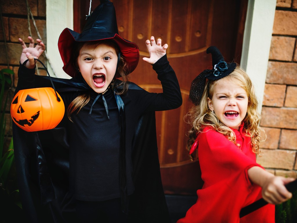 Easy Escape Room Ideas for Kids at Home spooky kid friendly adventure
