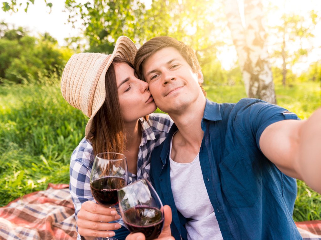 happy-couple-taking-selfie-picnic