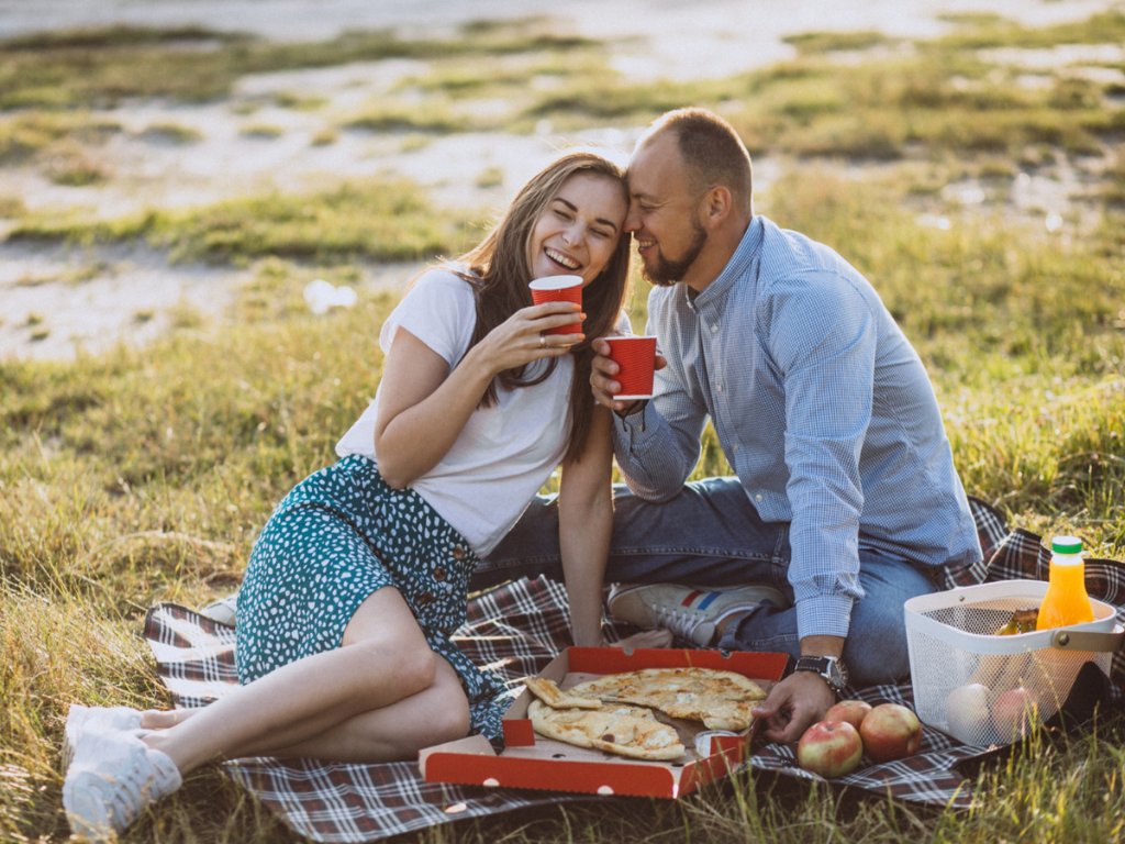 young-couple-having-picnic-with-pizza-park